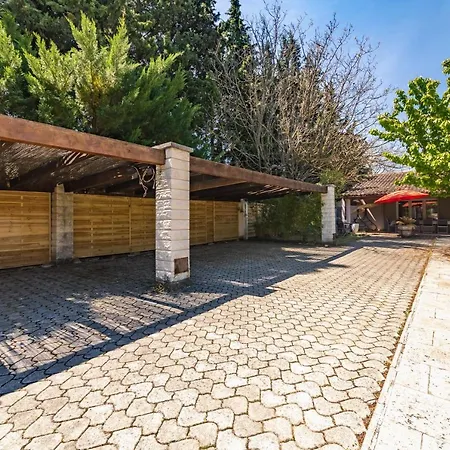 Guest house Jade En Provence 4*